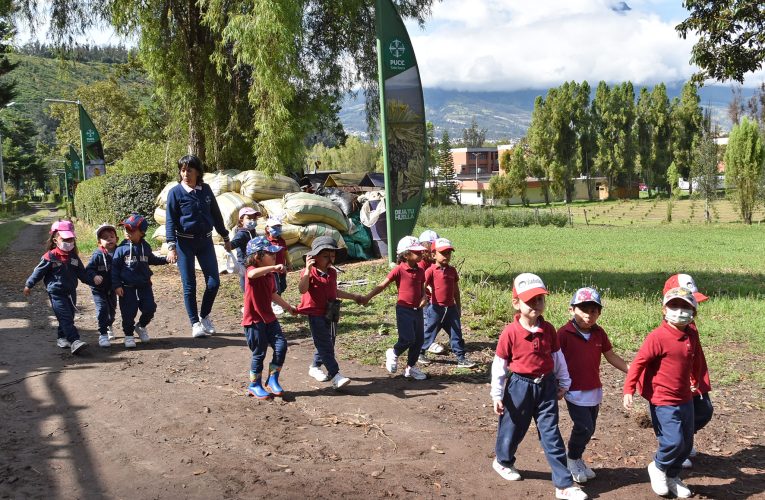 Niños y niñas de la Unidad Educativa Los Arrayanes realizaron visita a la granja de la Escuela de Ciencias Agrícolas y Ambientales