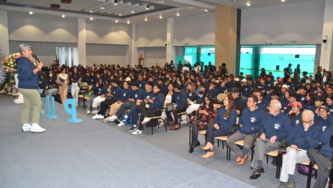 Estudiantes disfrutando de la ceremonia en el Centro de Convenciones.