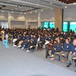 Estudiantes disfrutando de la ceremonia en el Centro de Convenciones.