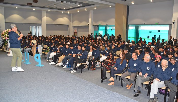 Estudiantes disfrutando de la ceremonia en el Centro de Convenciones.